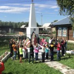 Обнимаем обелиск