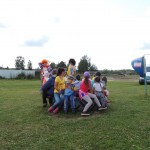 Клоуны развлекают детей